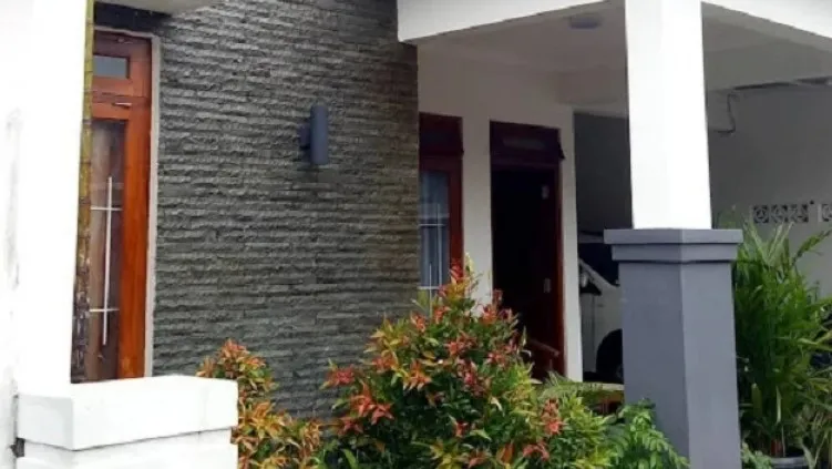 1. Teras Rumah Batu Alam Terbaru Dari Batu Andesit