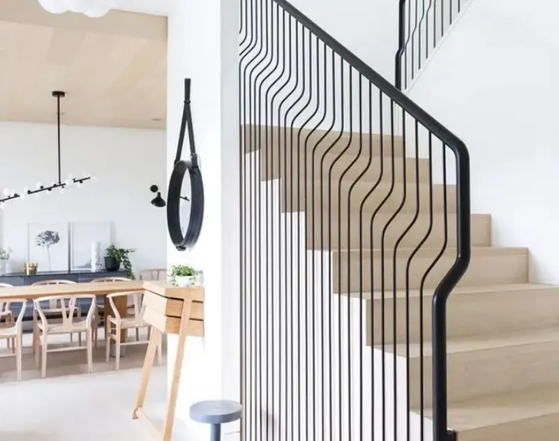 12. Tangga Rumah Minimalis Type 36 dengan Railing Besi Meliuk