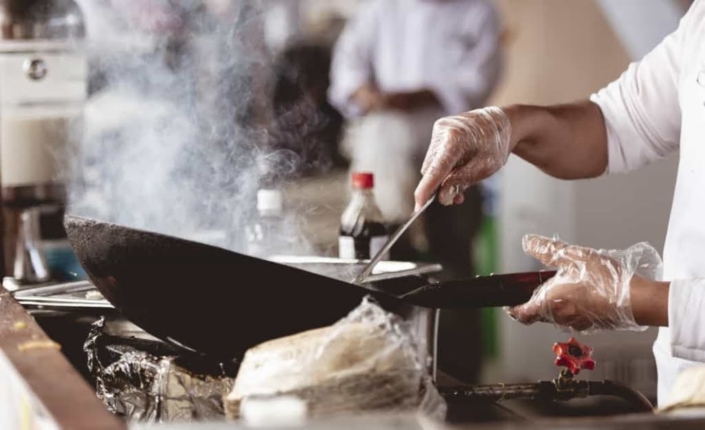 memasak makanan yang berbau menyengat bisa mengundangkan banyak lalat