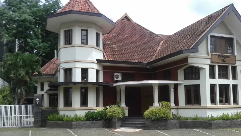 rumah colonial - Macam Macam Rumah Tampak Depan