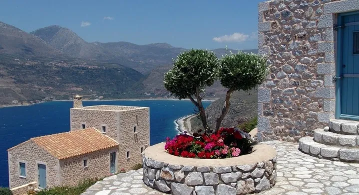 Jenis Batu Alam Untuk Dinding Teras Rumah Mediterania