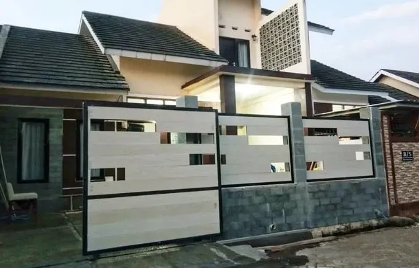 Pagar kayu dan Besi Sederhana dengan Hole, salah satu contoh Pagar Rumah Sederhana Tapi Cantik (1)