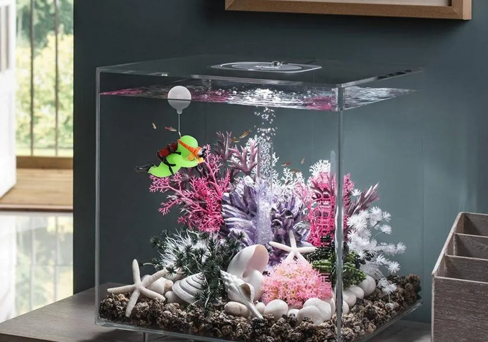 Aquarium Mini di Kamar Tidur dengan Dekorasi bunga