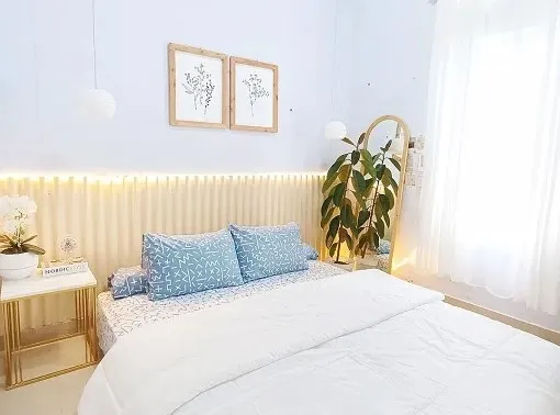 Cat Kamar Tidur Warna Pastel Biru dengan Aksen Wainscoting