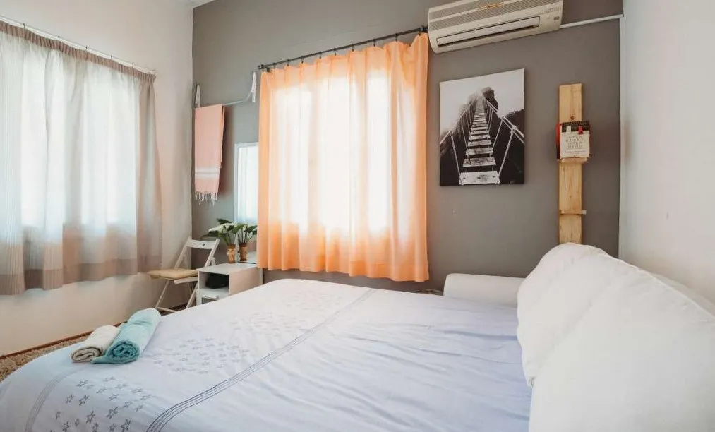 Cat Kamar Tidur Warna Pastel Khaki dan Putih