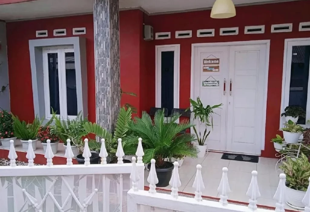 Warna Cat Rumah Bagian Luar yang Elegan dan Mewah Bertema Maroon