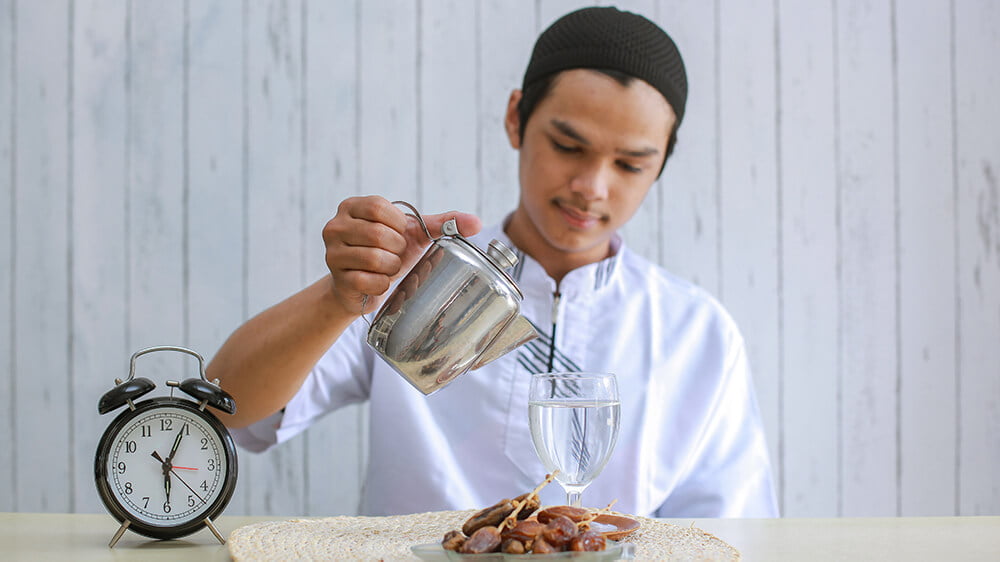 Minum Air Putih yang Cukup Agar Tidak Haus Saat Puasa